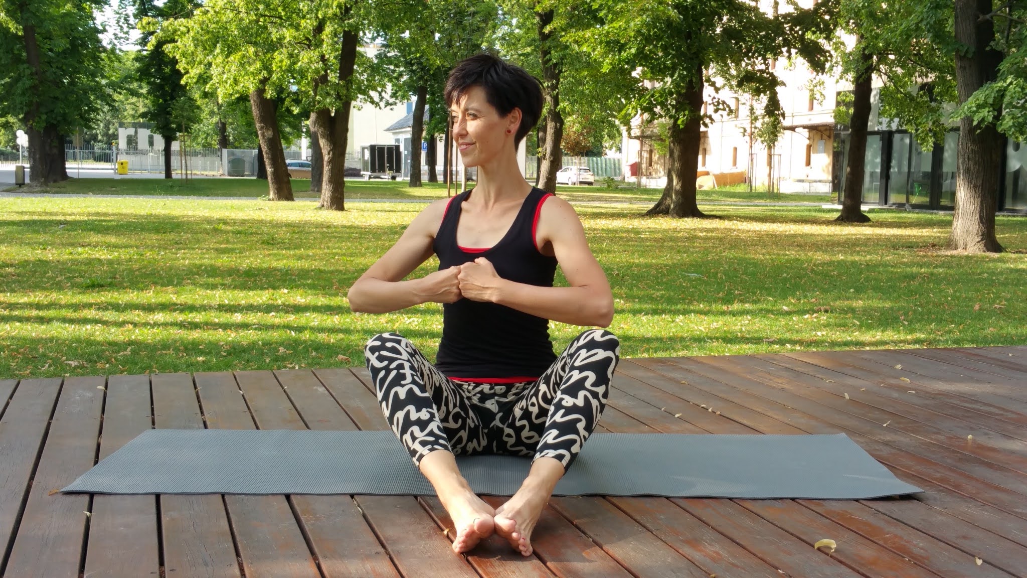 Silvia Bubeňková pri cvičení Pilates – rotácia hrudníka